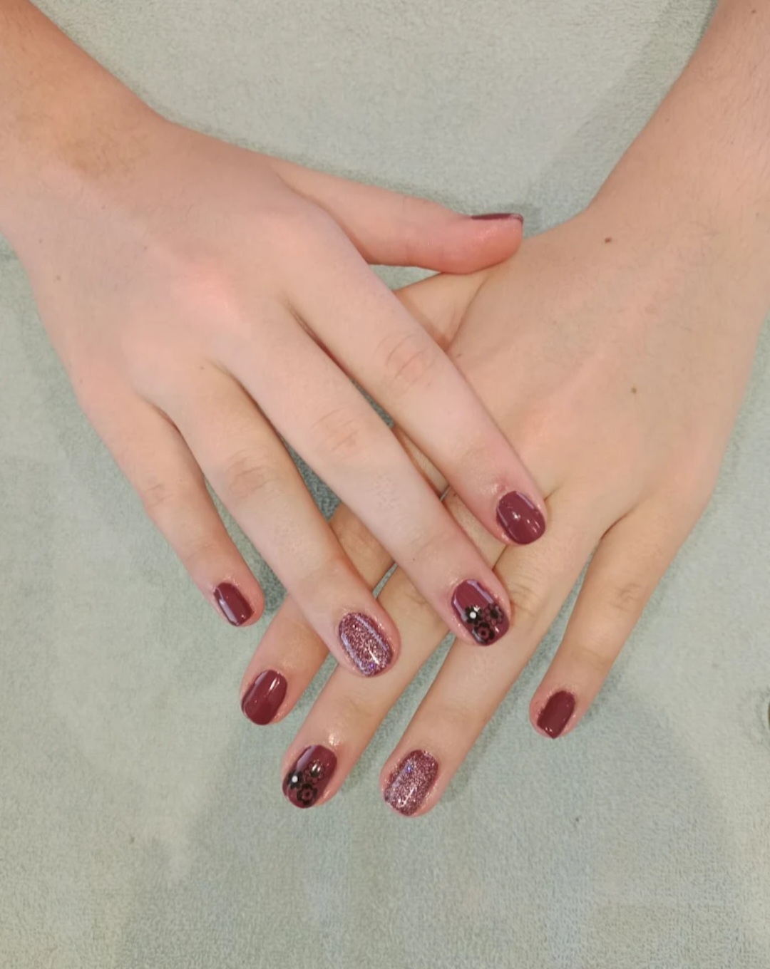 Burgundy gel nails with glitter & floral art